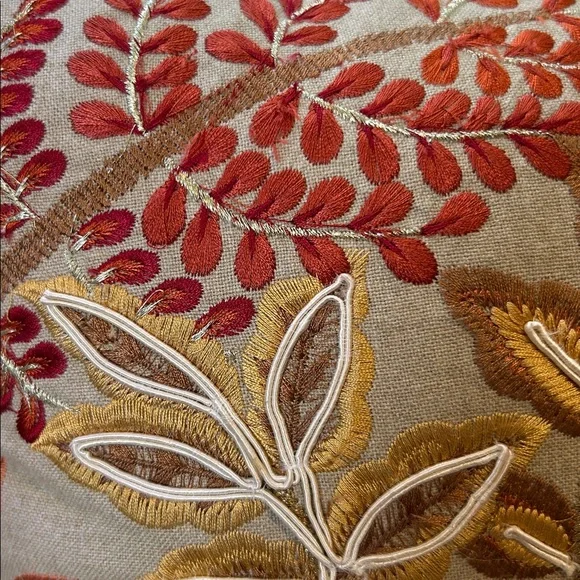 Embroidered pillow - Picture 6 of 10